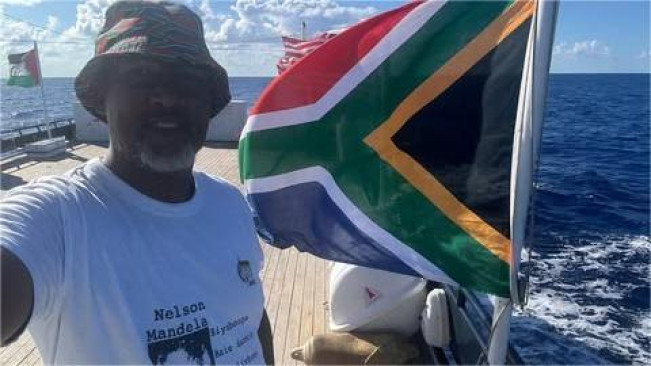 Mandla Mandela dengan bendera Afrika Selatan. (ig @nosekeni_rabia_mandela)